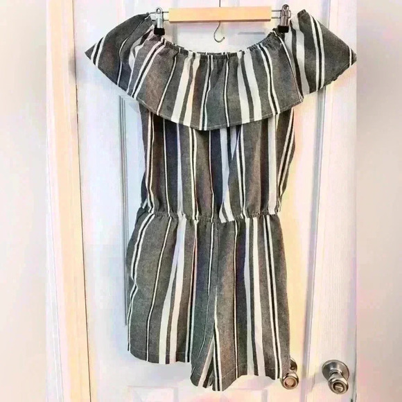 Ci Sono Striped Romper Size XL with Ruffled Off-the-Shoulder Detail - Picture 1 of 5